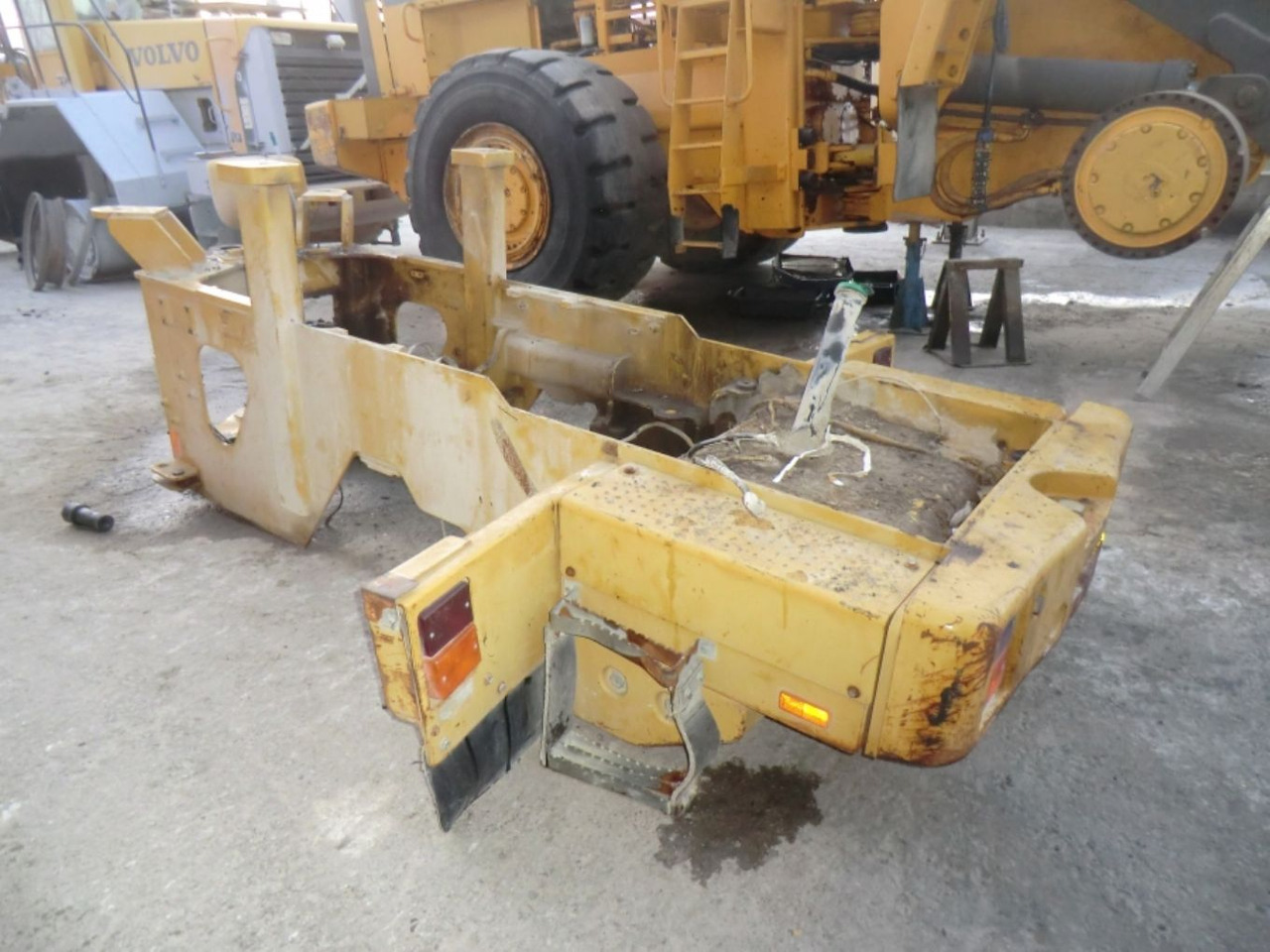 Caterpillar 928G TELAIO POSTERIORE COMPLETO DI SERBATOIO GASOLIO E CONTRAPPESI LATERALI - Tanque de combustível para Máquina de construção: foto 3 Caterpillar 928G TELAIO POSTERIORE COMPLETO DI SERBATOIO GASOLIO E CONTRAPPESI LATERALI - Tanque de combustível para Máquina de construção: foto 3