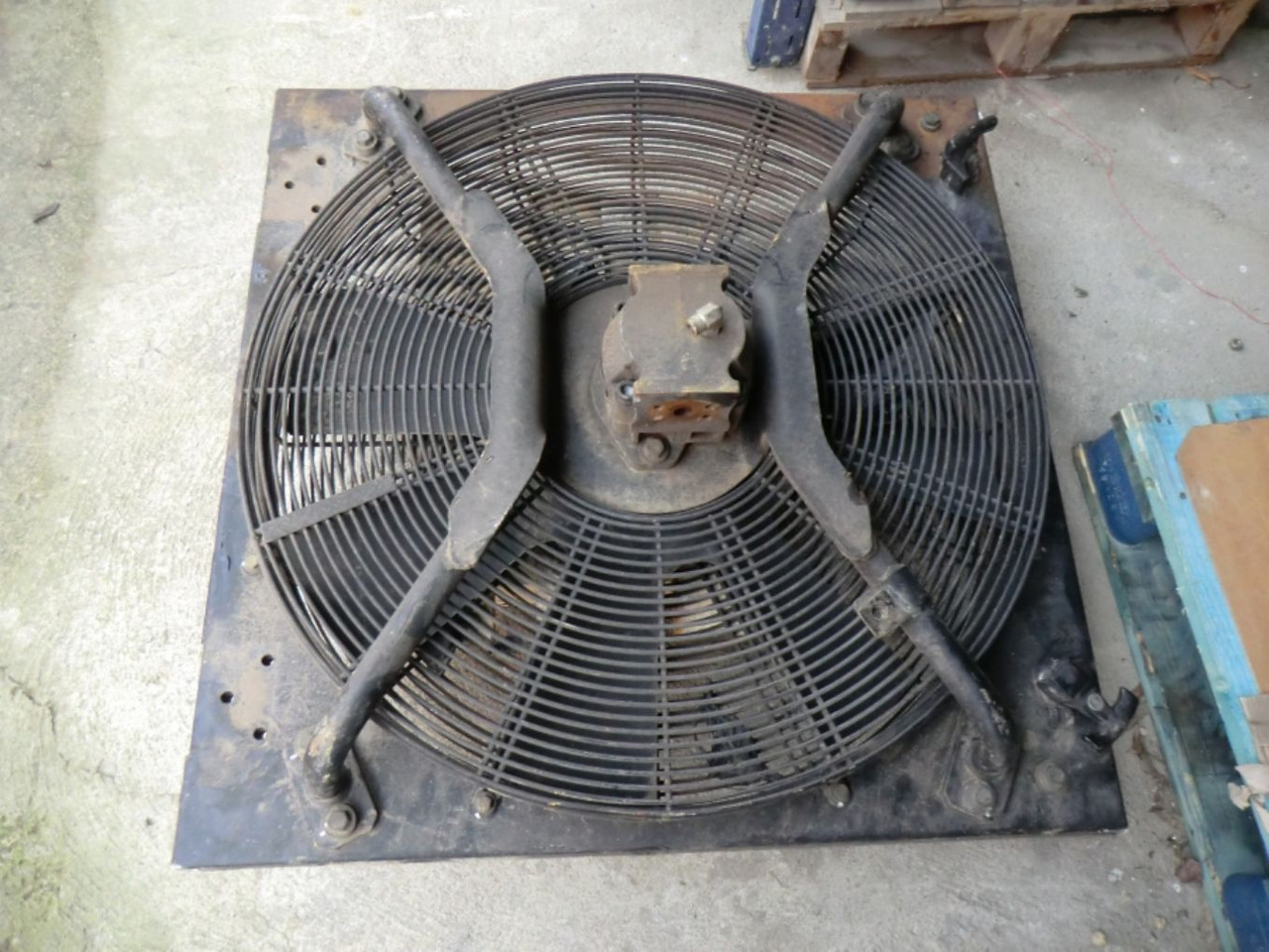 Caterpillar 963D GRIGLIA CON VENTOLA COMPLETA DI POMPA VENTOLA - Ventilador para Máquina de construção: foto 1 Caterpillar 963D GRIGLIA CON VENTOLA COMPLETA DI POMPA VENTOLA - Ventilador para Máquina de construção: foto 1