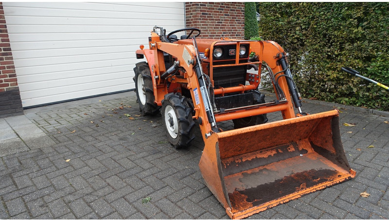 Hinomoto C144 4x4 met frontlader - Trator: foto 2 Hinomoto C144 4x4 met frontlader - Trator: foto 2