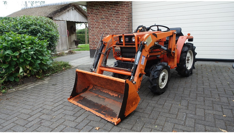 Hinomoto C144 4x4 met frontlader - Trator: foto 1 Hinomoto C144 4x4 met frontlader - Trator: foto 1
