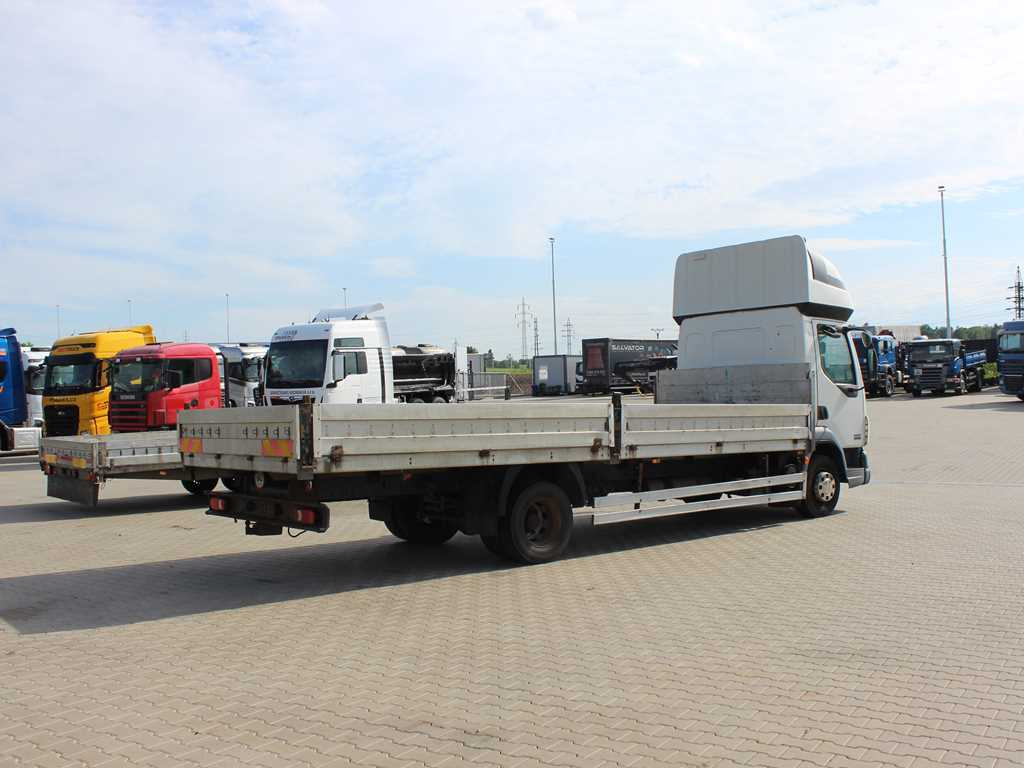 DAF LF 45.180, SLEEPING BODY, EURO 3, TIRES 80% - Camião de caixa aberta/ Plataforma: foto 4 DAF LF 45.180, SLEEPING BODY, EURO 3, TIRES 80% - Camião de caixa aberta/ Plataforma: foto 4