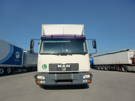 MAN LE 8.220 4x2 BL Planenaufbau + Anhänger Komplettzug - Camião de lona: foto 2 MAN LE 8.220 4x2 BL Planenaufbau + Anhänger Komplettzug - Camião de lona: foto 2