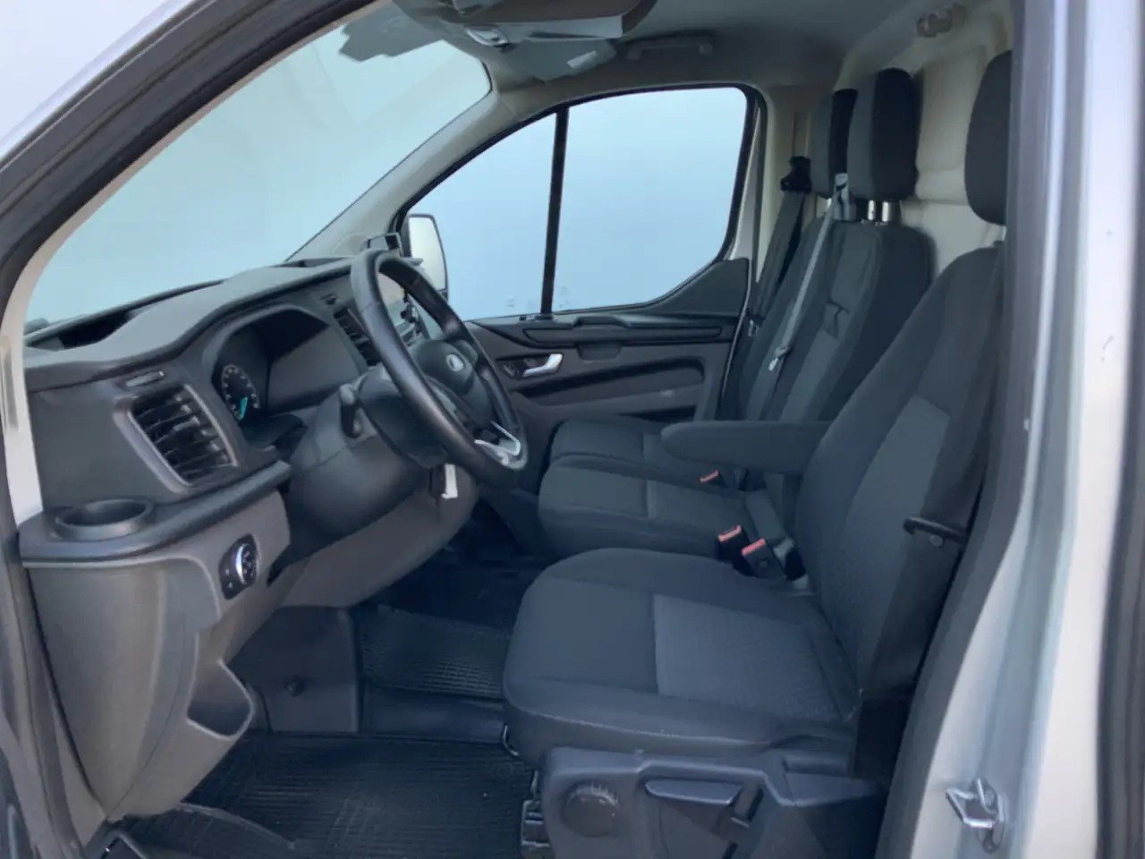 Ford Transit Custom 300 2.0 TDCI L1H1 Limited Airco Cruise Camera 3 Zi - Furgão: foto 4 Ford Transit Custom 300 2.0 TDCI L1H1 Limited Airco Cruise Camera 3 Zi - Furgão: foto 4