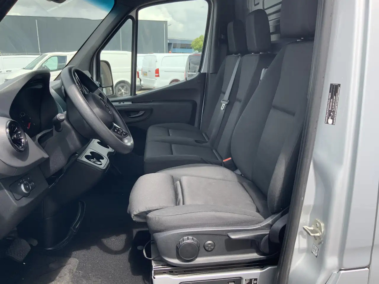 Mercedes-Benz Sprinter 315 1.9 CDI L2H2 Automaat 3 Zits Airco Navi Camera - Furgão: foto 5 Mercedes-Benz Sprinter 315 1.9 CDI L2H2 Automaat 3 Zits Airco Navi Camera - Furgão: foto 5