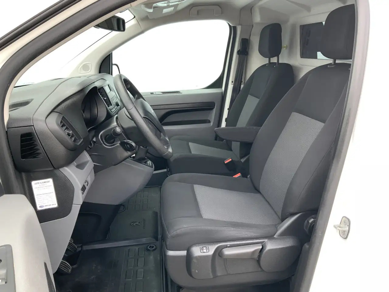 Peugeot Expert 227C 2.0 BlueHDI 150 Premium Pack Airco Cruise Cam - Furgão: foto 4 Peugeot Expert 227C 2.0 BlueHDI 150 Premium Pack Airco Cruise Cam - Furgão: foto 4