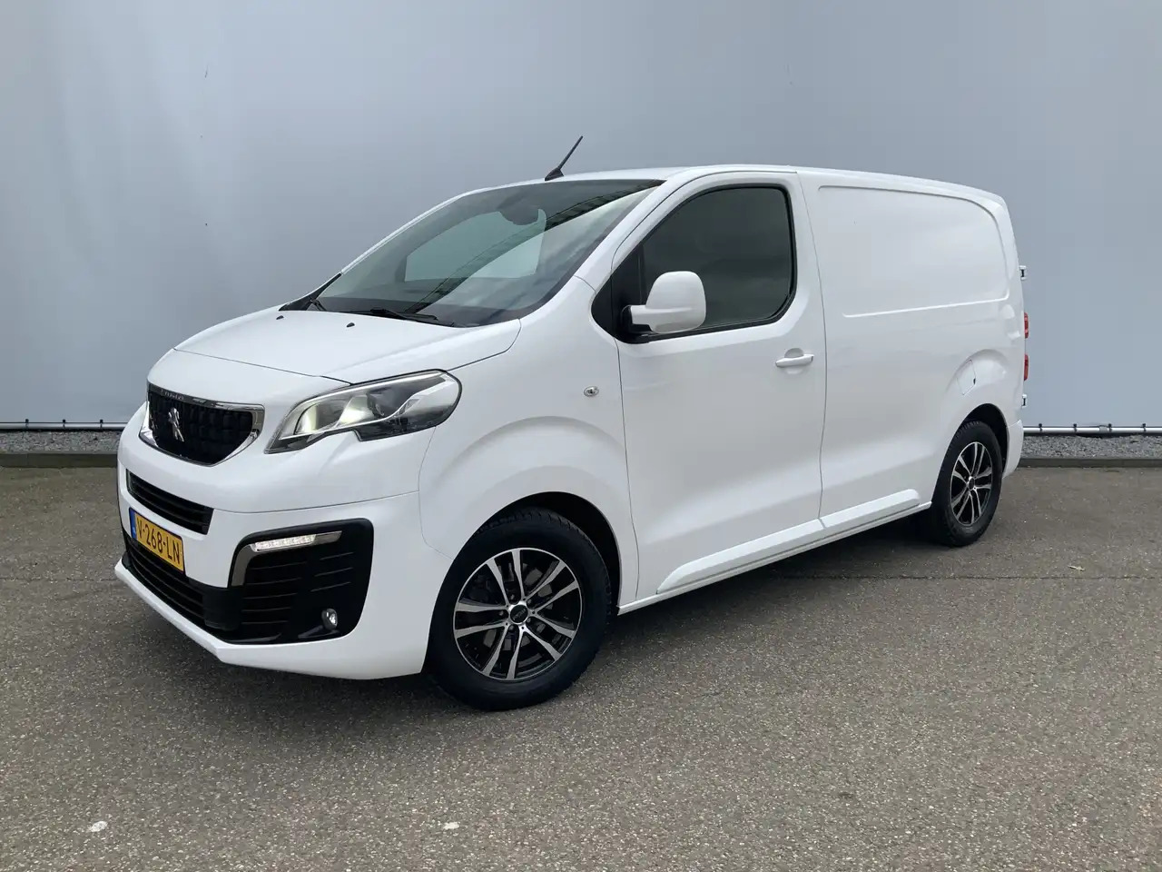 Peugeot Expert 227C 2.0 BlueHDI 150 Premium Pack Airco Cruise Cam - Furgão: foto 1 Peugeot Expert 227C 2.0 BlueHDI 150 Premium Pack Airco Cruise Cam - Furgão: foto 1