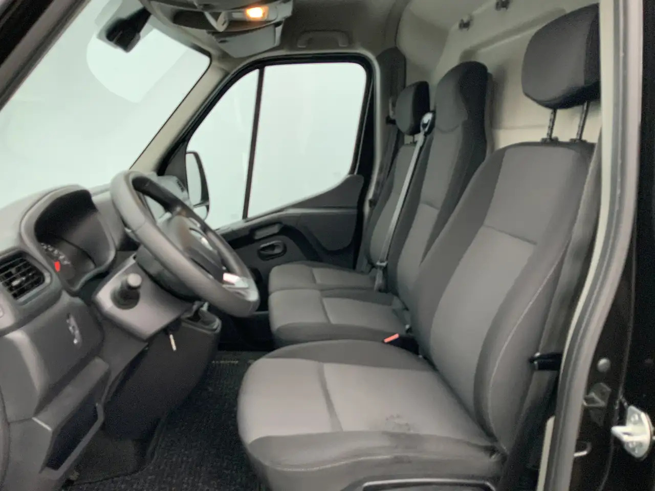 Renault Master T35 2.3 dCi 150 L2H2 Airco Cruise Camera 3 Zits Na - Furgão: foto 4 Renault Master T35 2.3 dCi 150 L2H2 Airco Cruise Camera 3 Zits Na - Furgão: foto 4