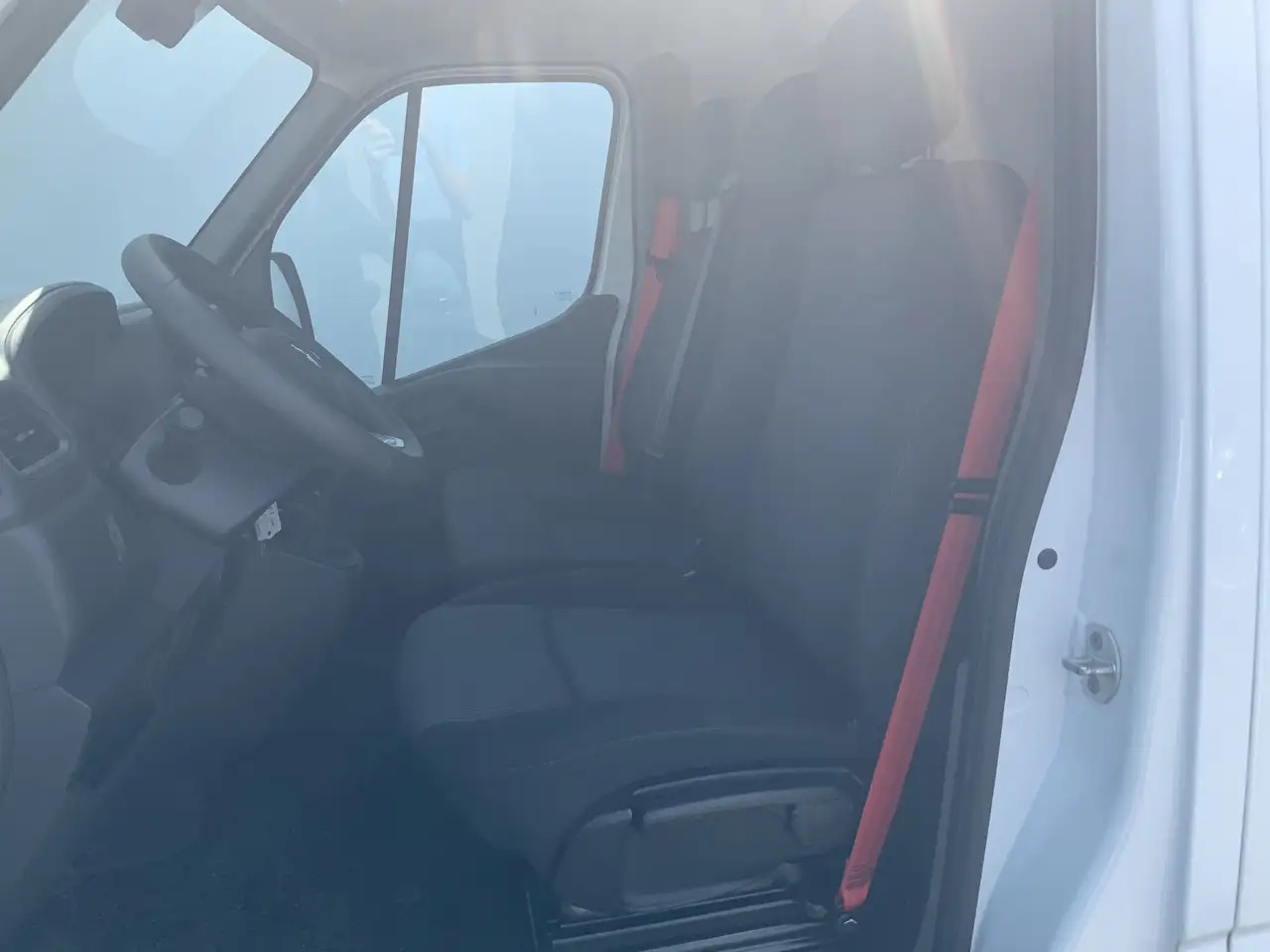 Renault Master T35 2.3 dCi 150 L2H2 Energy Work Edition Airco Cru - Furgão: foto 4 Renault Master T35 2.3 dCi 150 L2H2 Energy Work Edition Airco Cru - Furgão: foto 4