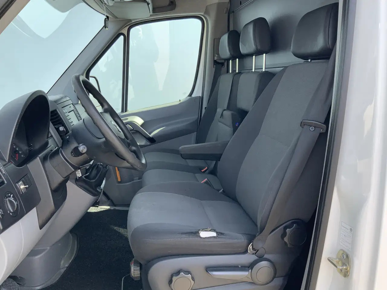 Volkswagen Crafter 35 2.0 TDI L1H1 Airco Cruise 3 Zits Trekhaak 2000 - Furgão: foto 4 Volkswagen Crafter 35 2.0 TDI L1H1 Airco Cruise 3 Zits Trekhaak 2000 - Furgão: foto 4