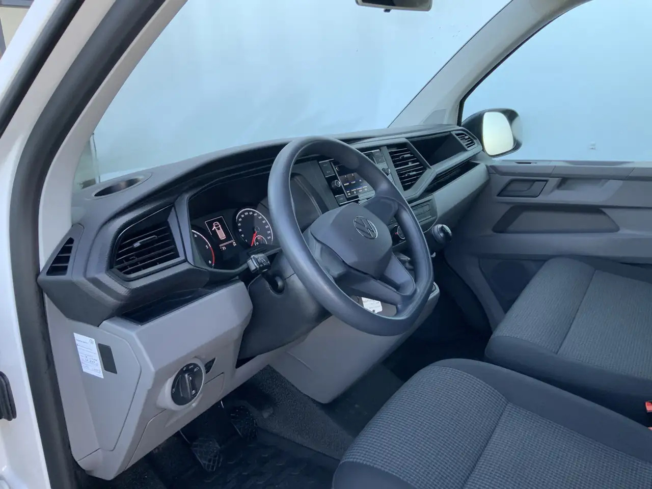 Volkswagen T6.1 Transporter 2.0 TDI L1H1 26 Economy Business Airco Cruise 3 Zi - Furgão: foto 5 Volkswagen T6.1 Transporter 2.0 TDI L1H1 26 Economy Business Airco Cruise 3 Zi - Furgão: foto 5