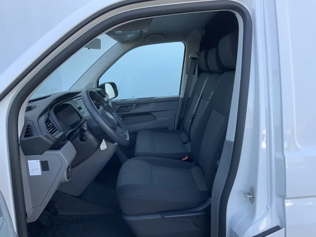 Volkswagen T6.1 Transporter 2.0 TDI L1H1 26 Economy Business Airco Cruise 3 Zi - Furgão: foto 4 Volkswagen T6.1 Transporter 2.0 TDI L1H1 26 Economy Business Airco Cruise 3 Zi - Furgão: foto 4