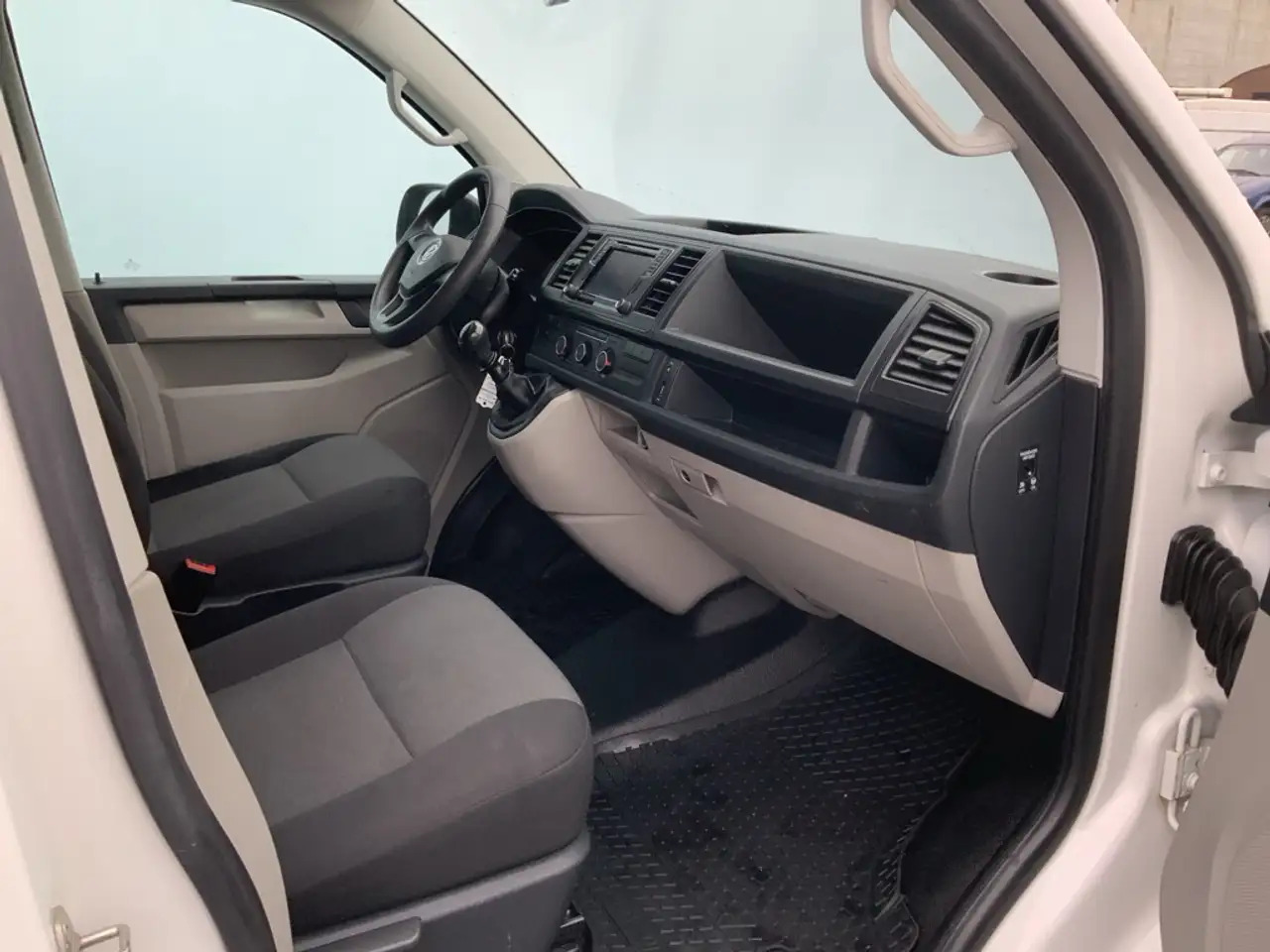 Volkswagen T6 Transporter 2.0 TDI L1H1 Comfortline Airco Navi Trekhaak 2200 - Furgão: foto 5 Volkswagen T6 Transporter 2.0 TDI L1H1 Comfortline Airco Navi Trekhaak 2200 - Furgão: foto 5