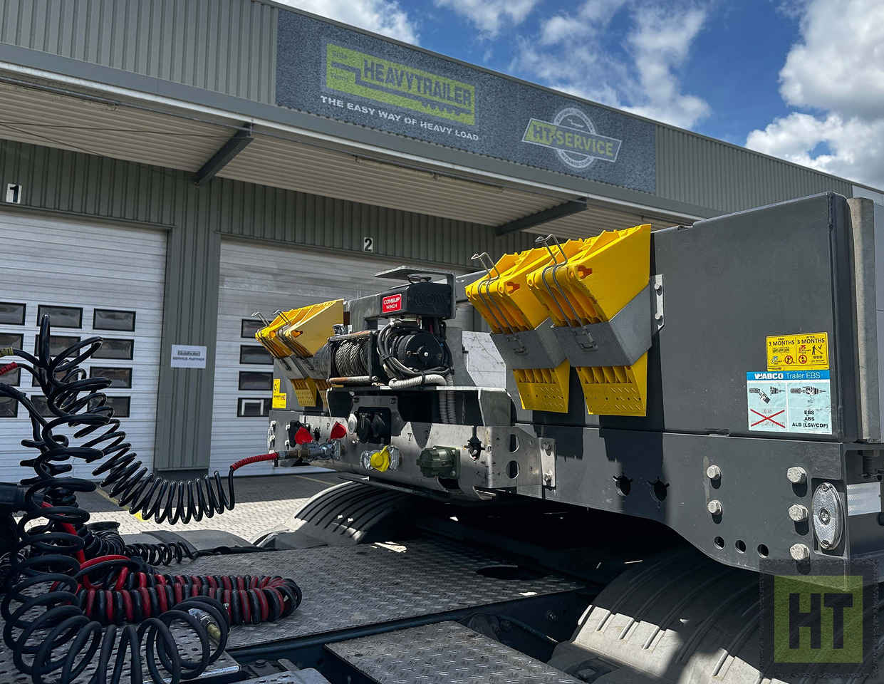 Faymonville 3-Achs-Semi mit hydr. Ladeboden und hydr. Rampen mit Holzbelag - Semi-reboque baixa: foto 2 Faymonville 3-Achs-Semi mit hydr. Ladeboden und hydr. Rampen mit Holzbelag - Semi-reboque baixa: foto 2