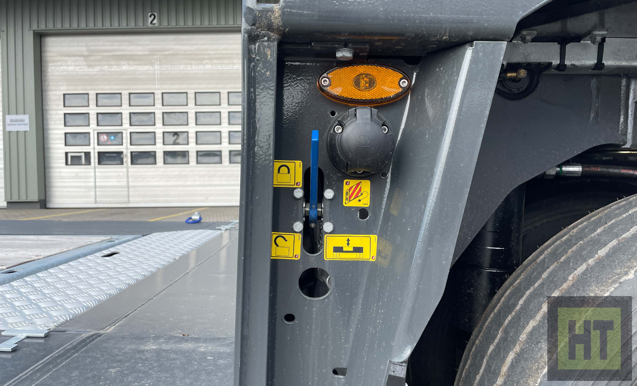 Faymonville 3-Achs-Tiefbett mit Pendelachsen und Bolzen-Laschenkupplung - Semi-reboque baixa: foto 4 Faymonville 3-Achs-Tiefbett mit Pendelachsen und Bolzen-Laschenkupplung - Semi-reboque baixa: foto 4