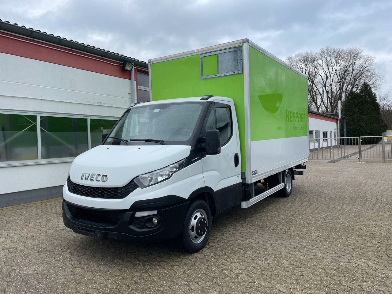 Iveco Daily 35C15 Koffer 4.2m Ladebordwand - Carrinha de contentor: foto 1 Iveco Daily 35C15 Koffer 4.2m Ladebordwand - Carrinha de contentor: foto 1