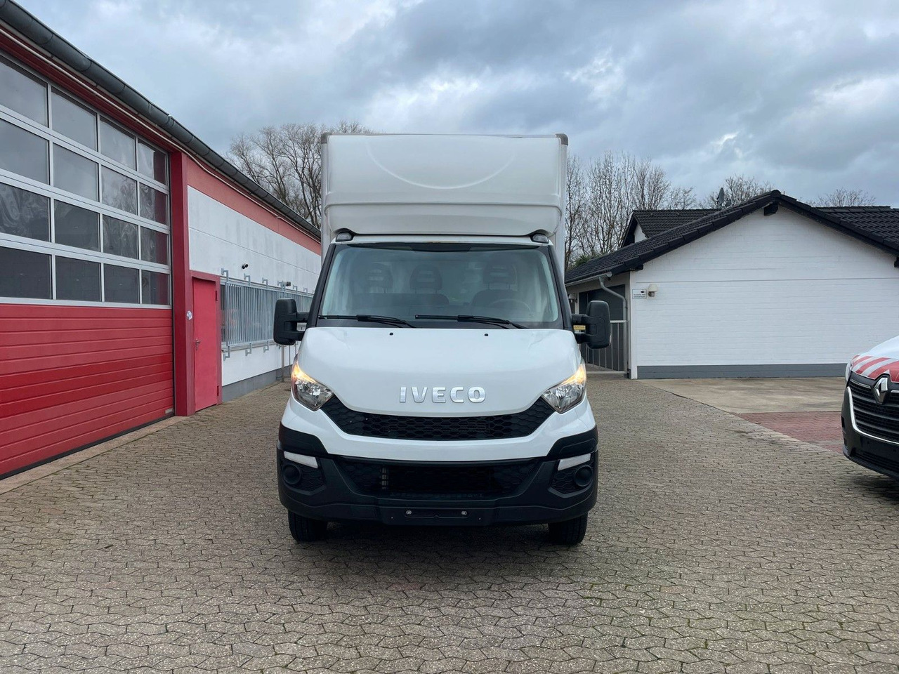 Iveco Daily Koffer 4.2m Ladebordwand Dhollandia Klima - Carrinha de contentor: foto 2 Iveco Daily Koffer 4.2m Ladebordwand Dhollandia Klima - Carrinha de contentor: foto 2