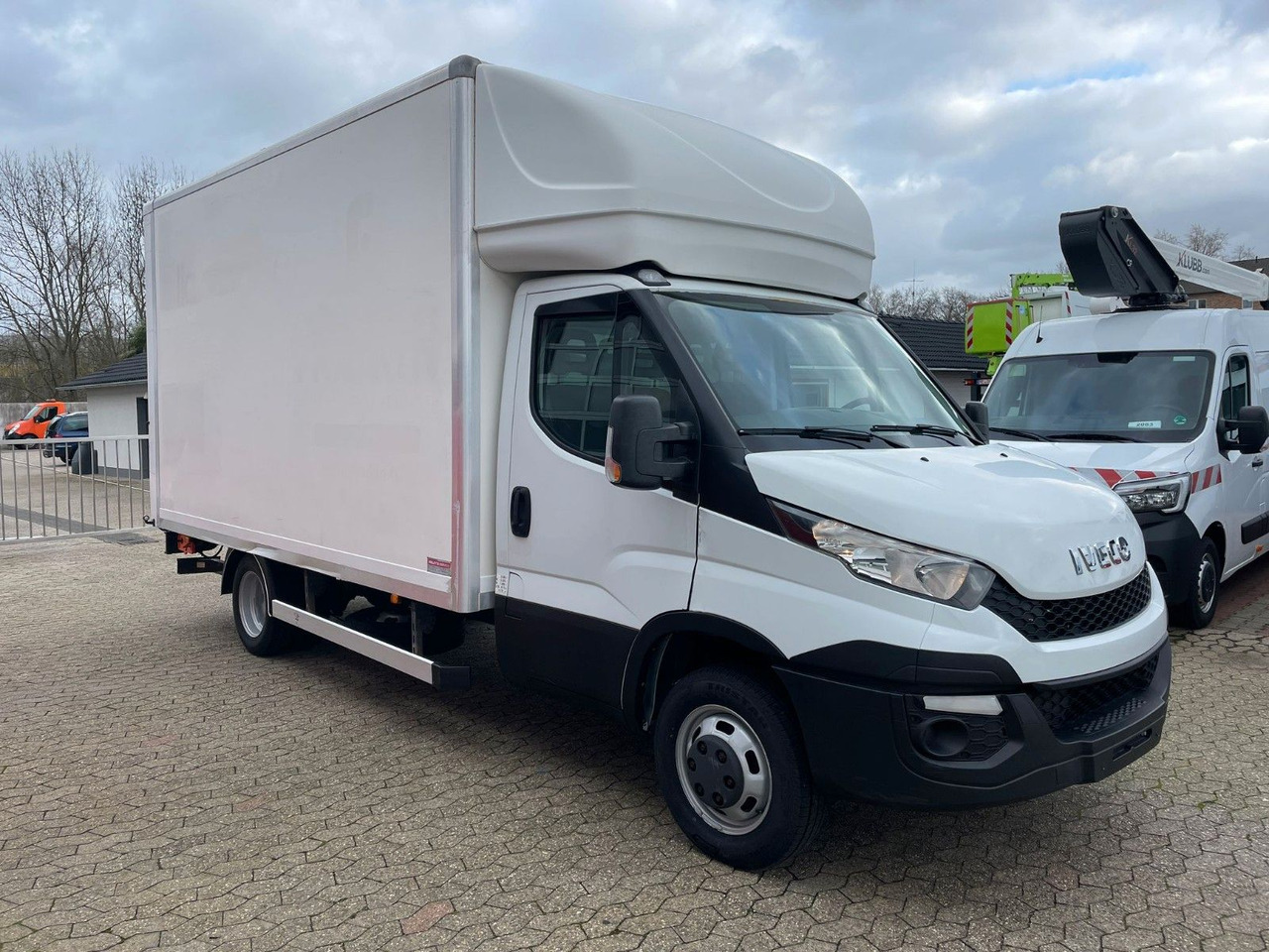 Iveco Daily Koffer 4.2m Ladebordwand Dhollandia Klima - Carrinha de contentor: foto 3 Iveco Daily Koffer 4.2m Ladebordwand Dhollandia Klima - Carrinha de contentor: foto 3