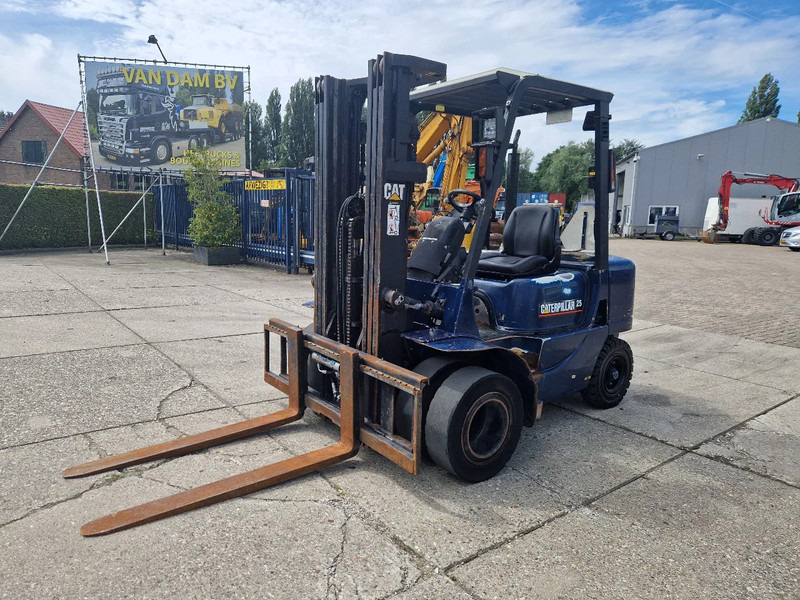 Caterpillar DP25K met breed vorkenbord - Empilhador a diesel: foto 1 Caterpillar DP25K met breed vorkenbord - Empilhador a diesel: foto 1