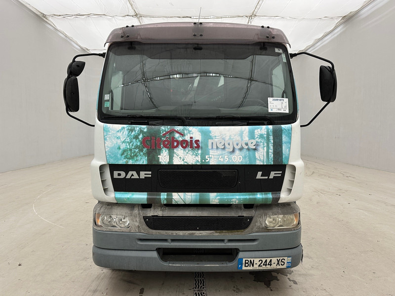 DAF LF55.210 - Camião de caixa aberta/ Plataforma, Camião grua: foto 2 DAF LF55.210 - Camião de caixa aberta/ Plataforma, Camião grua: foto 2