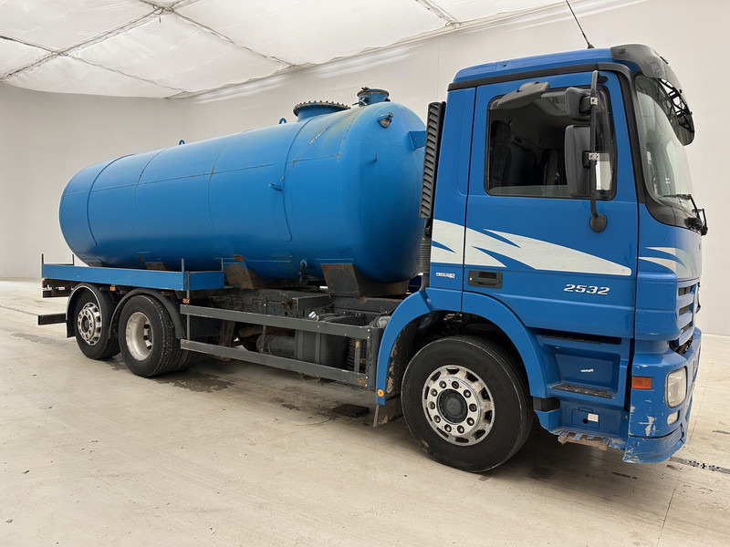 Mercedes-Benz Actros 2532 - 6x2 - Camião cisterna: foto 3 Mercedes-Benz Actros 2532 - 6x2 - Camião cisterna: foto 3