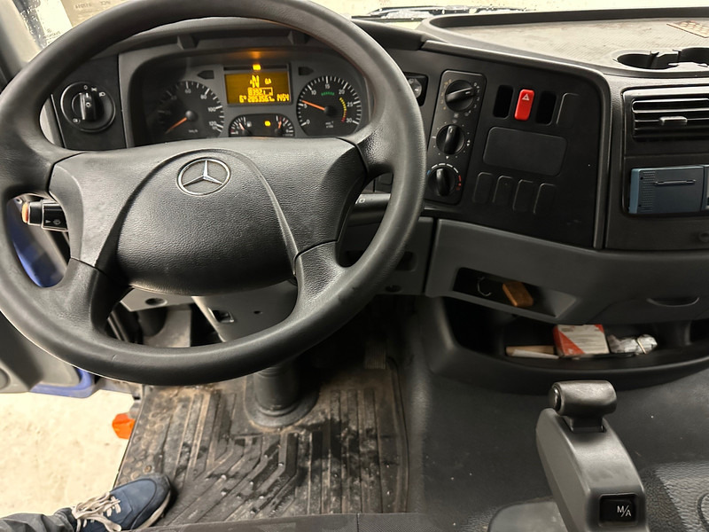 Fotografia de interior 3: Camião frigorífico Mercedes-Benz Atego 818
