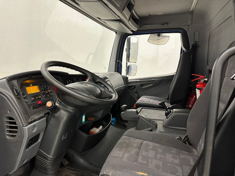 Fotografia de interior 1: Camião frigorífico Mercedes-Benz Atego 818