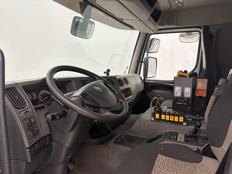 Fotografia de interior 1: Camião polibenne Renault Premium Lander 430 DXi - 6x2