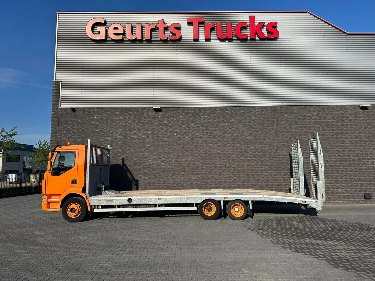 DAF LF OPRIJ 23-82 V OPRIJWAGEN / MACHINE TRANSPORTE - Camião transporte de veículos: foto 1 DAF LF OPRIJ 23-82 V OPRIJWAGEN / MACHINE TRANSPORTE - Camião transporte de veículos: foto 1