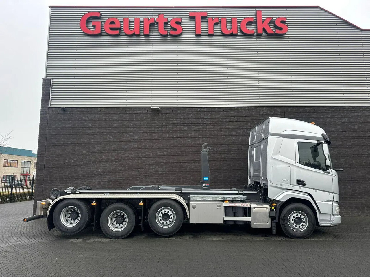 DAF XF 530 8X2 TRIPLE VDL S-30-6700 HAAKARMSYSTEEM/A - Camião polibenne: foto 4 DAF XF 530 8X2 TRIPLE VDL S-30-6700 HAAKARMSYSTEEM/A - Camião polibenne: foto 4