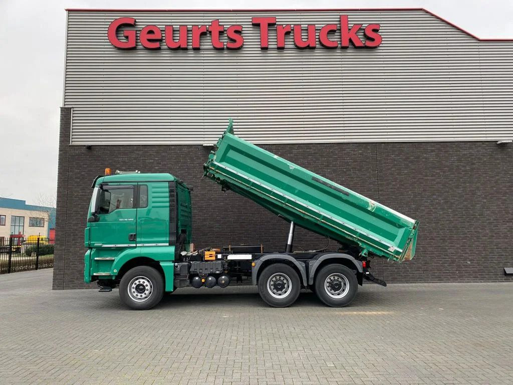 MAN TGX 26.560 6X4 BB + 3 ZIJDIGE KIPPER/TIPPER BORD - Camião basculante: foto 1 MAN TGX 26.560 6X4 BB + 3 ZIJDIGE KIPPER/TIPPER BORD - Camião basculante: foto 1