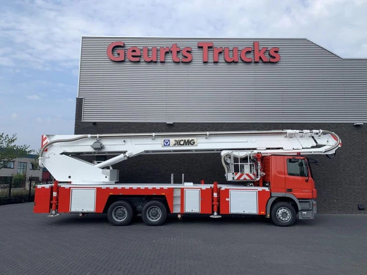 Mercedes-Benz Actros 3332 6X4 XCMG DG53C FIRE FIGTHING PLATFOR - Carro de bombeiro: foto 4 Mercedes-Benz Actros 3332 6X4 XCMG DG53C FIRE FIGTHING PLATFOR - Carro de bombeiro: foto 4