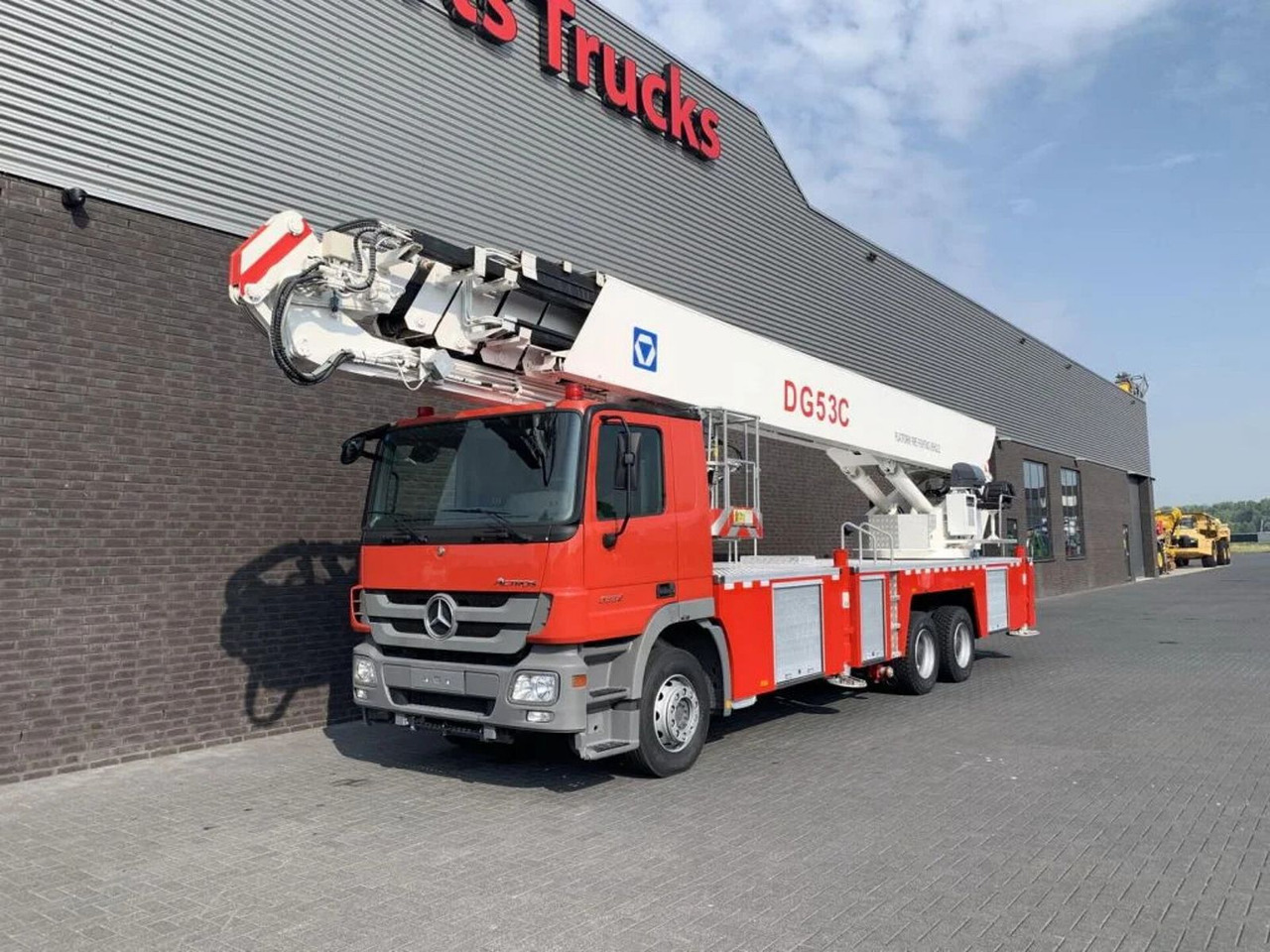 Mercedes-Benz Actros 3332 6X4 XCMG DG53C FIRE FIGTHING PLATFOR - Carro de bombeiro: foto 2 Mercedes-Benz Actros 3332 6X4 XCMG DG53C FIRE FIGTHING PLATFOR - Carro de bombeiro: foto 2
