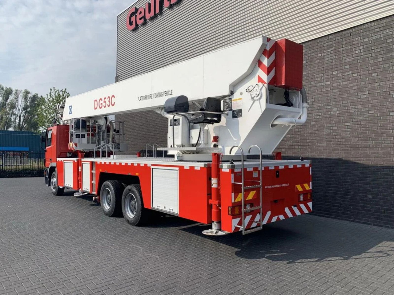 Mercedes-Benz Actros 3332 6X4 XCMG DG53C FIRE FIGTHING PLATFOR - Carro de bombeiro: foto 3 Mercedes-Benz Actros 3332 6X4 XCMG DG53C FIRE FIGTHING PLATFOR - Carro de bombeiro: foto 3
