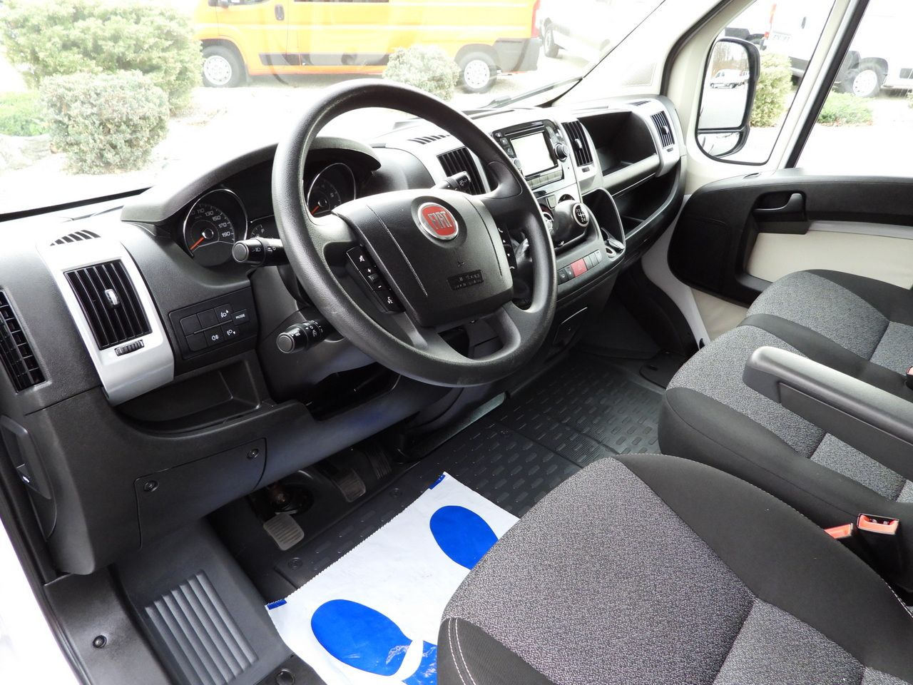 FIAT DUCATO BOX LIFT 8 PALLETS CRUISE CONTROL NAVIGATION LED LIGHTS AIR CONDITIONING 130HP - Carrinha de contentor: foto 2 FIAT DUCATO BOX LIFT 8 PALLETS CRUISE CONTROL NAVIGATION LED LIGHTS AIR CONDITIONING 130HP - Carrinha de contentor: foto 2