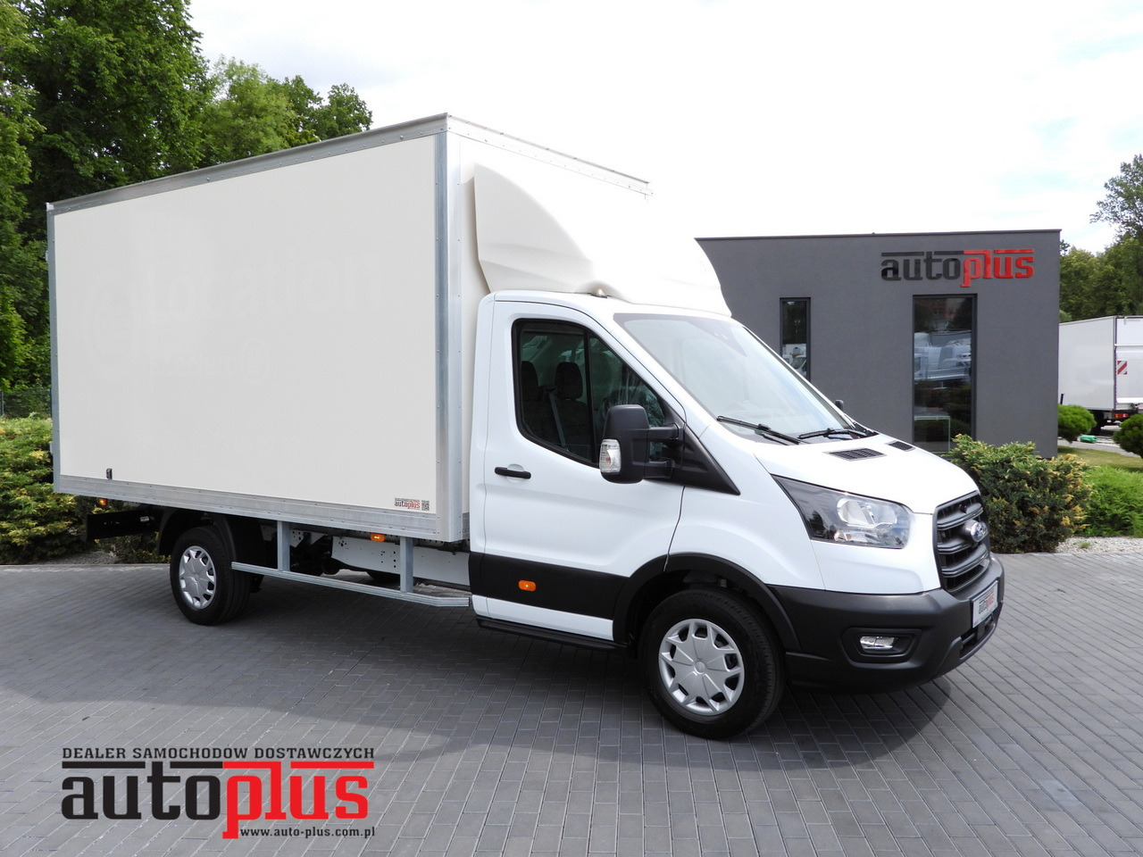 FORD TRANSIT BOX 8 PALLETS CRUISE CONTROL AIR CONDITIONING 130HP - Carrinha de contentor: foto 1 FORD TRANSIT BOX 8 PALLETS CRUISE CONTROL AIR CONDITIONING 130HP - Carrinha de contentor: foto 1