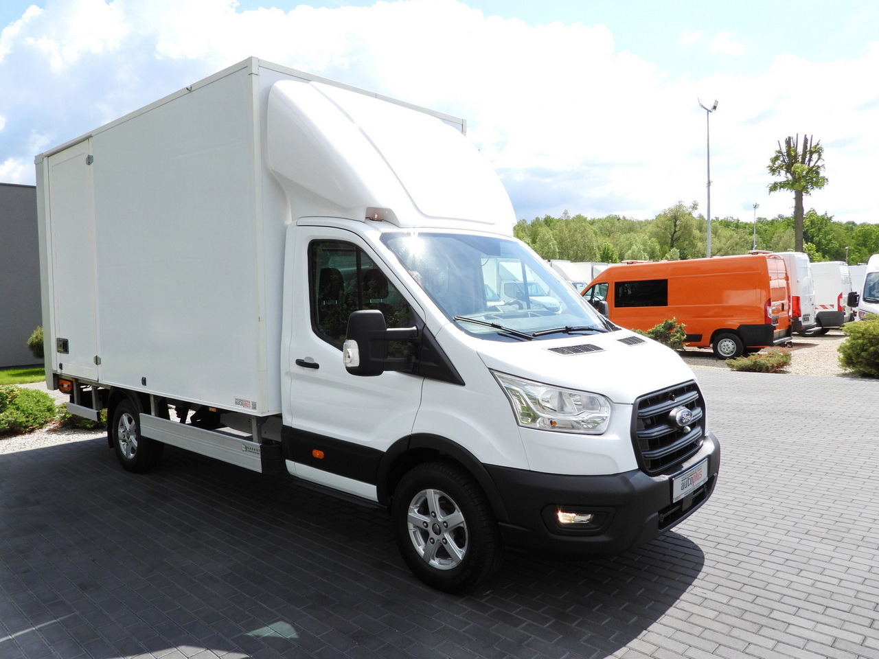 FORD TRANSIT BOX LIFT 8 PALLETS CRUISE CONTROL LED LIGHTS AIR CONDITIONING 130HP - Carrinha de contentor: foto 4 FORD TRANSIT BOX LIFT 8 PALLETS CRUISE CONTROL LED LIGHTS AIR CONDITIONING 130HP - Carrinha de contentor: foto 4