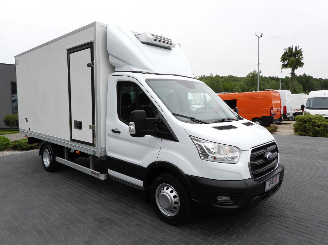 FORD TRANSIT BOX / REFRIGERATOR BOX 5*C / CRUISE CONTROL LED LIGHTS TWIN WHEELS AIR CONDITIONING 130HP - Carrinha de contentor: foto 4 FORD TRANSIT BOX / REFRIGERATOR BOX 5*C / CRUISE CONTROL LED LIGHTS TWIN WHEELS AIR CONDITIONING 130HP - Carrinha de contentor: foto 4