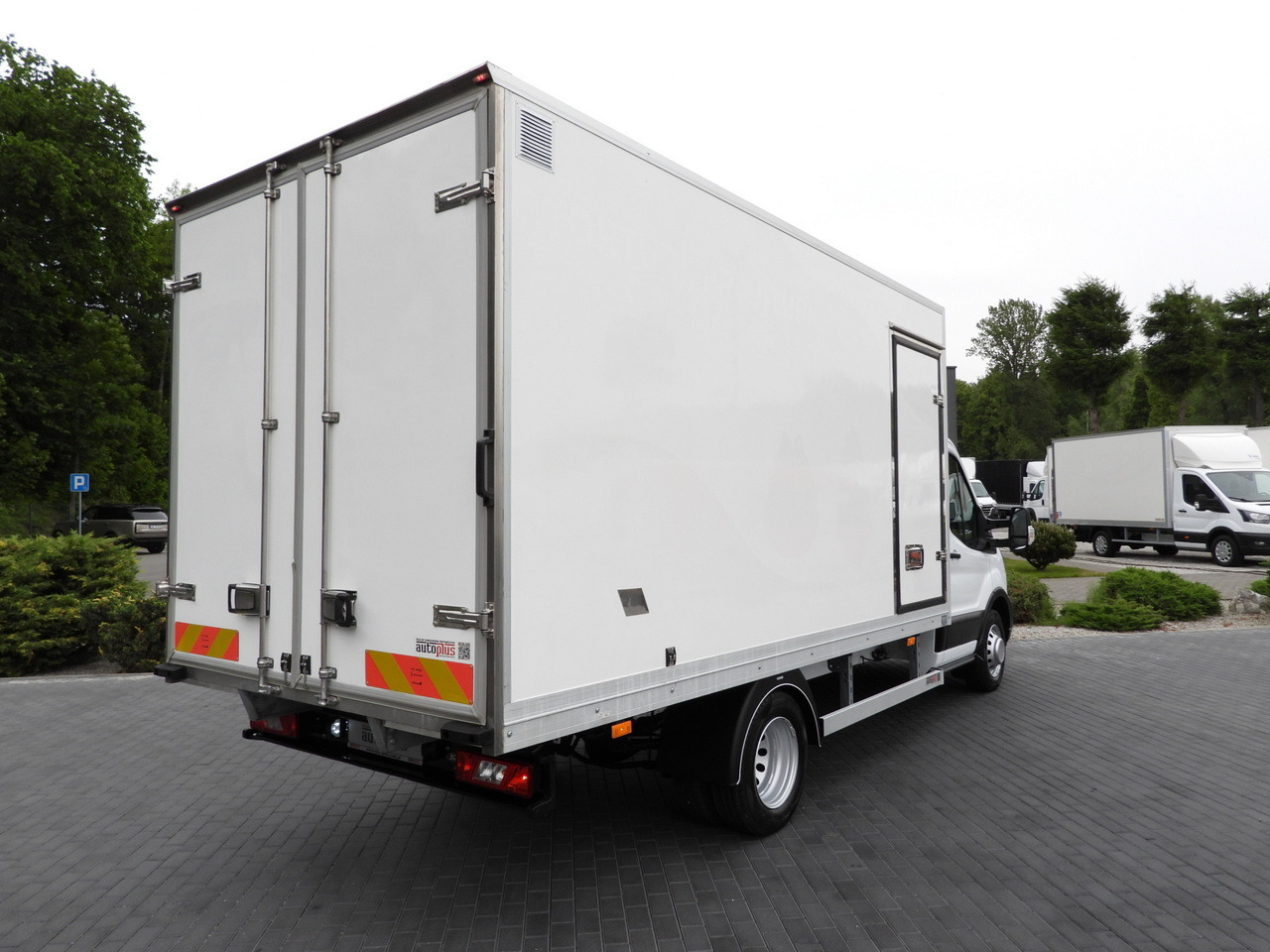 FORD TRANSIT BOX / REFRIGERATOR BOX 5*C / CRUISE CONTROL LED LIGHTS TWIN WHEELS AIR CONDITIONING 130HP - Carrinha de contentor: foto 3 FORD TRANSIT BOX / REFRIGERATOR BOX 5*C / CRUISE CONTROL LED LIGHTS TWIN WHEELS AIR CONDITIONING 130HP - Carrinha de contentor: foto 3