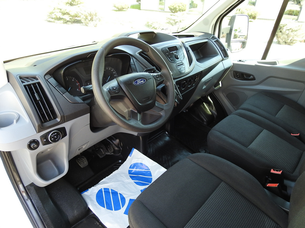 FORD TRANSIT STAKE BODY DOUBLE CABIN DOKA 7 SEATS AIR CONDITIONING 130HP - Carrinha de caixa aberta: foto 2 FORD TRANSIT STAKE BODY DOUBLE CABIN DOKA 7 SEATS AIR CONDITIONING 130HP - Carrinha de caixa aberta: foto 2