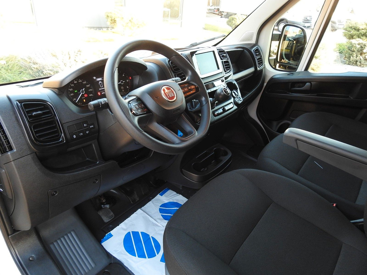 Fiat DUCATO KOFFER AUFZUG 8 PALETTEN TEMPOMAT - Carrinha de contentor: foto 2 Fiat DUCATO KOFFER AUFZUG 8 PALETTEN TEMPOMAT - Carrinha de contentor: foto 2