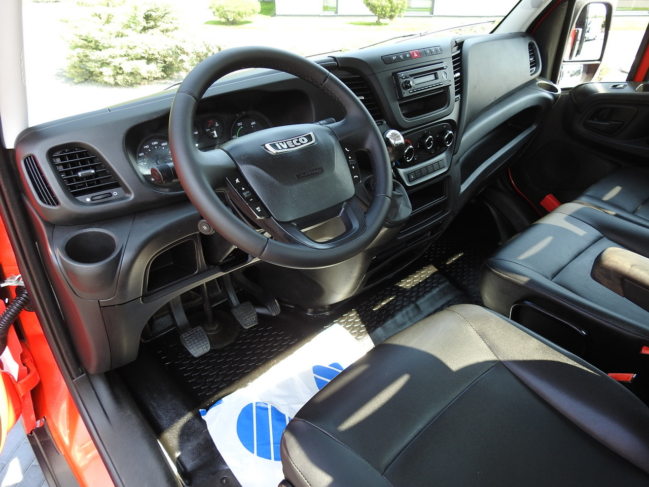 IVECO DAILY 35C13 TIPPER CRUISE CONTROL AIR CONDITIONING TWIN WHEELS 130HP - Carrinha basculante: foto 2 IVECO DAILY 35C13 TIPPER CRUISE CONTROL AIR CONDITIONING TWIN WHEELS 130HP - Carrinha basculante: foto 2