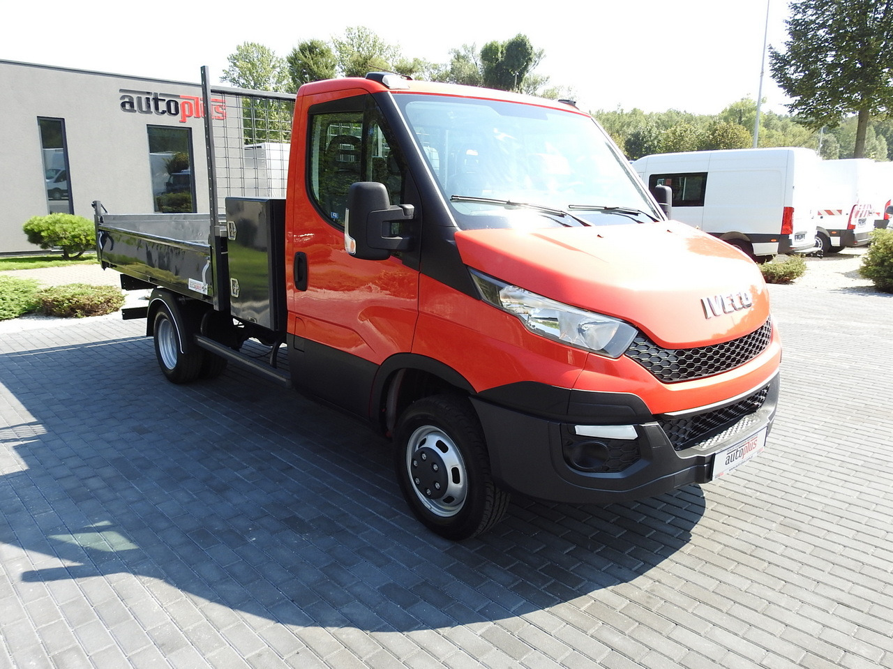 IVECO DAILY 35C13 TIPPER CRUISE CONTROL AIR CONDITIONING TWIN WHEELS 130HP - Carrinha basculante: foto 4 IVECO DAILY 35C13 TIPPER CRUISE CONTROL AIR CONDITIONING TWIN WHEELS 130HP - Carrinha basculante: foto 4