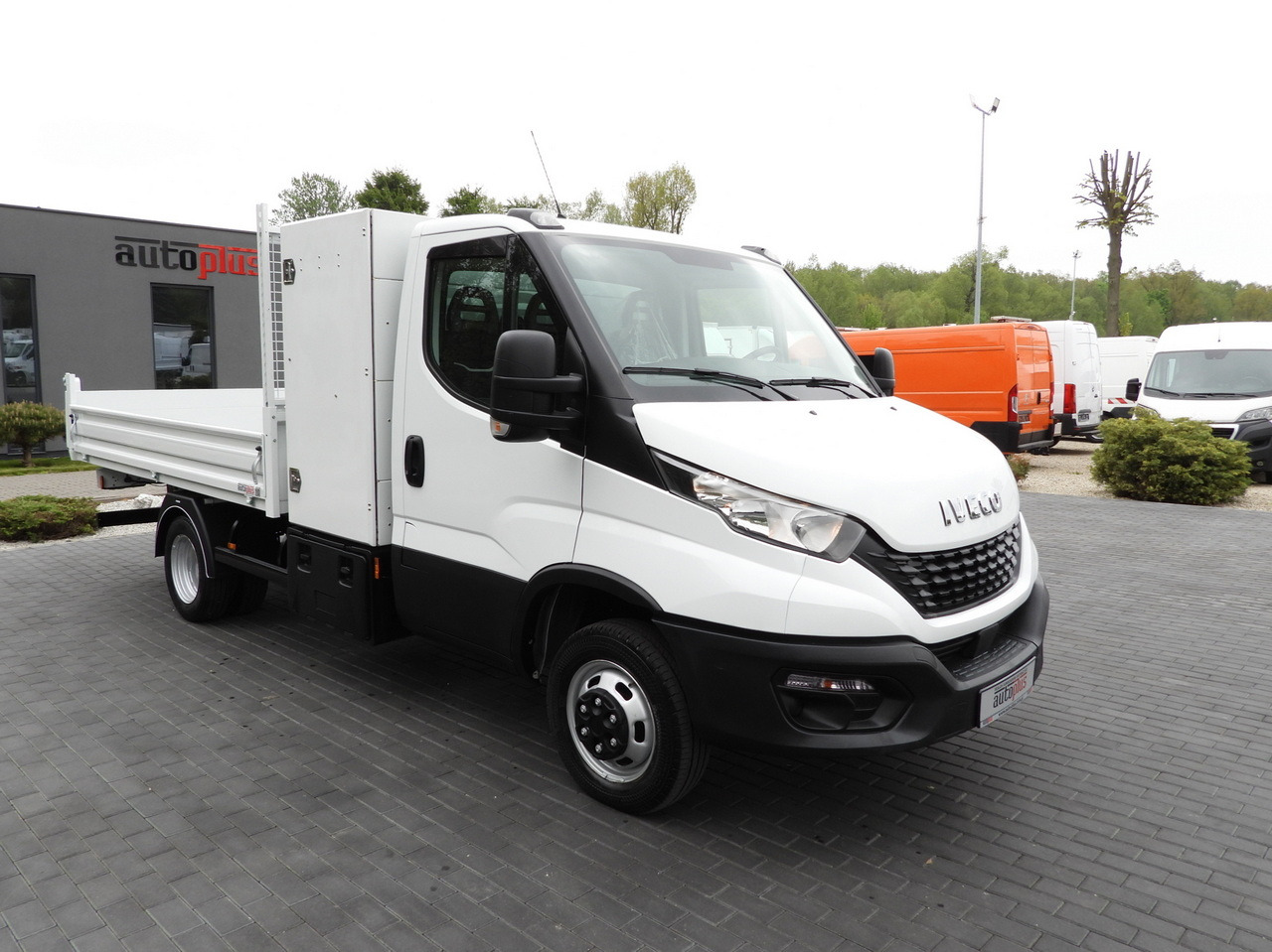 IVECO DAILY 35C14 TIPPER CRUISE CONTROL TWIN WHEELS 140HP - Carrinha basculante: foto 4 IVECO DAILY 35C14 TIPPER CRUISE CONTROL TWIN WHEELS 140HP - Carrinha basculante: foto 4