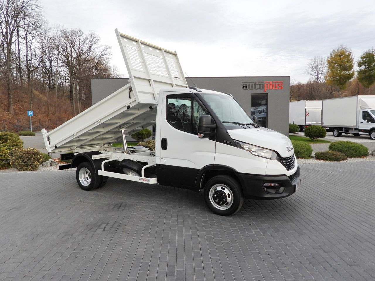 IVECO DAILY 35C14 TIPPER CRUISE CONTROL TWIN WHEELS AIR CONDITIONING 140HP - Carrinha basculante: foto 4 IVECO DAILY 35C14 TIPPER CRUISE CONTROL TWIN WHEELS AIR CONDITIONING 140HP - Carrinha basculante: foto 4