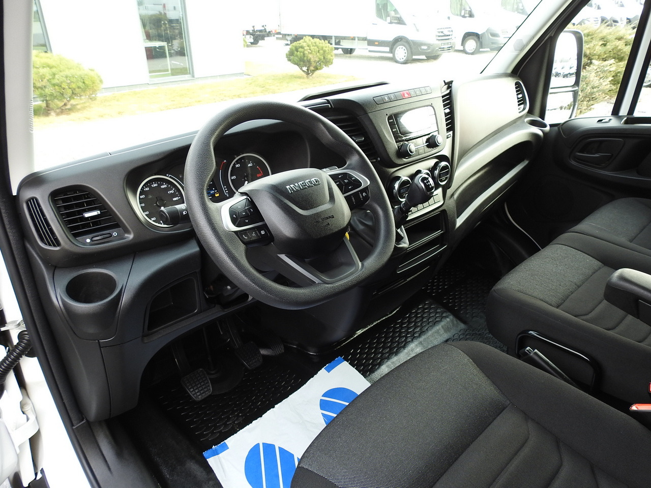 IVECO DAILY 35C16 BOX LIFT 8 PALLETS CRUISE CONTROL TWIN WHEELS AIR CONDITIONING 160HP - Carrinha de contentor: foto 2 IVECO DAILY 35C16 BOX LIFT 8 PALLETS CRUISE CONTROL TWIN WHEELS AIR CONDITIONING 160HP - Carrinha de contentor: foto 2