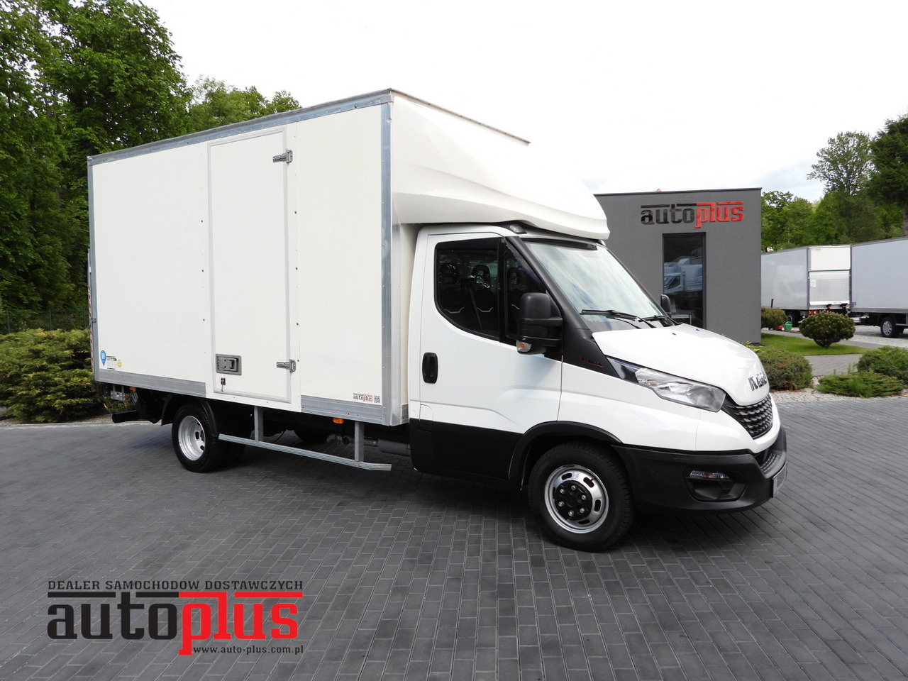 IVECO DAILY 35C16 BOX LIFT 8 PALLETS CRUISE CONTROL TWIN WHEELS AIR CONDITIONING 160HP - Carrinha de contentor: foto 1 IVECO DAILY 35C16 BOX LIFT 8 PALLETS CRUISE CONTROL TWIN WHEELS AIR CONDITIONING 160HP - Carrinha de contentor: foto 1