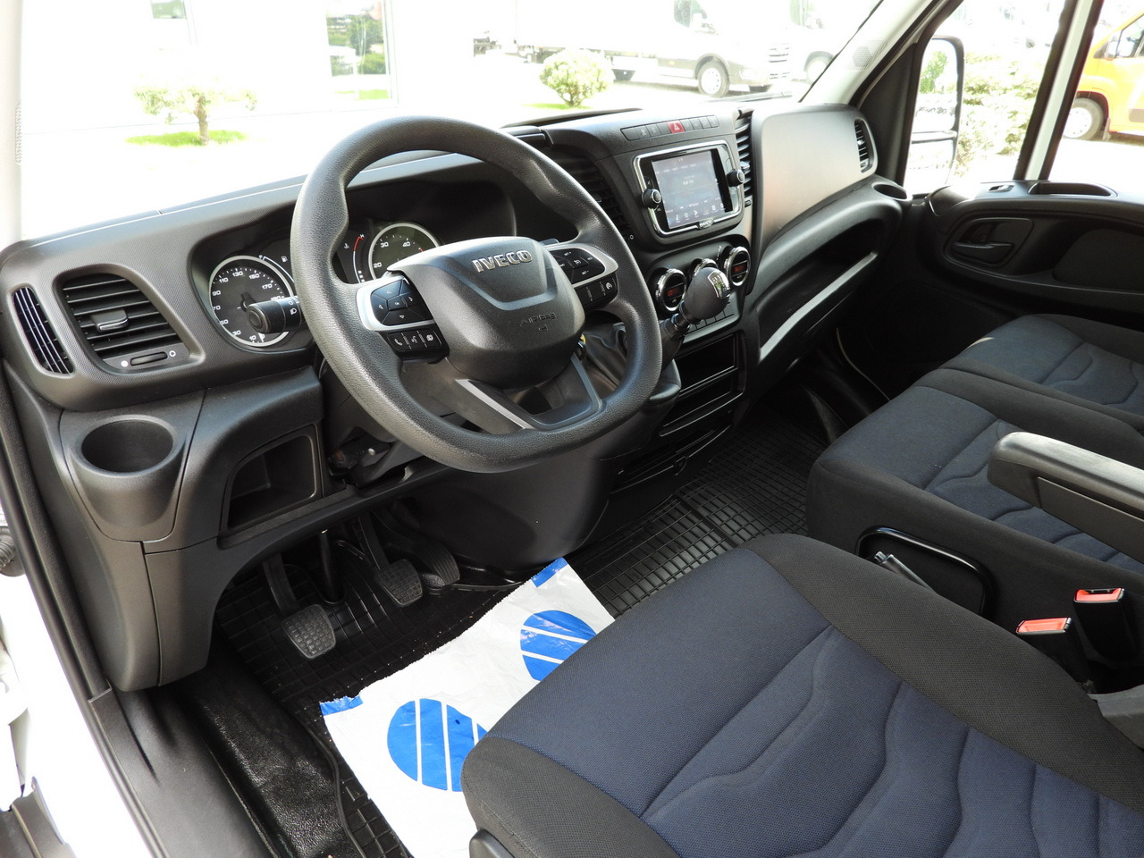 IVECO DAILY 35C16 BOX LIFT 8 PALLETS CRUISE CONTROL TWIN WHEELS AIR CONDITIONING 160HP - Carrinha de contentor: foto 2 IVECO DAILY 35C16 BOX LIFT 8 PALLETS CRUISE CONTROL TWIN WHEELS AIR CONDITIONING 160HP - Carrinha de contentor: foto 2