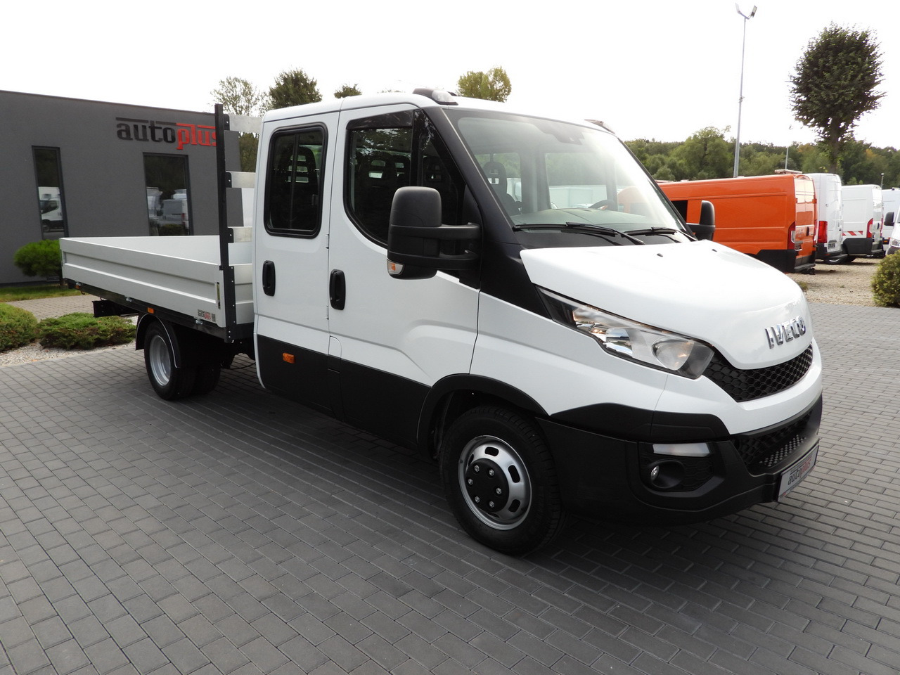 IVECO DAILY 35C17 STAKE BODY DOUBLE CABIN DOKA 7 SEATS CRUISE CONTROL TWIN WHEELS AIR CONDITIONING 170HP - Carrinha de caixa aberta: foto 4 IVECO DAILY 35C17 STAKE BODY DOUBLE CABIN DOKA 7 SEATS CRUISE CONTROL TWIN WHEELS AIR CONDITIONING 170HP - Carrinha de caixa aberta: foto 4