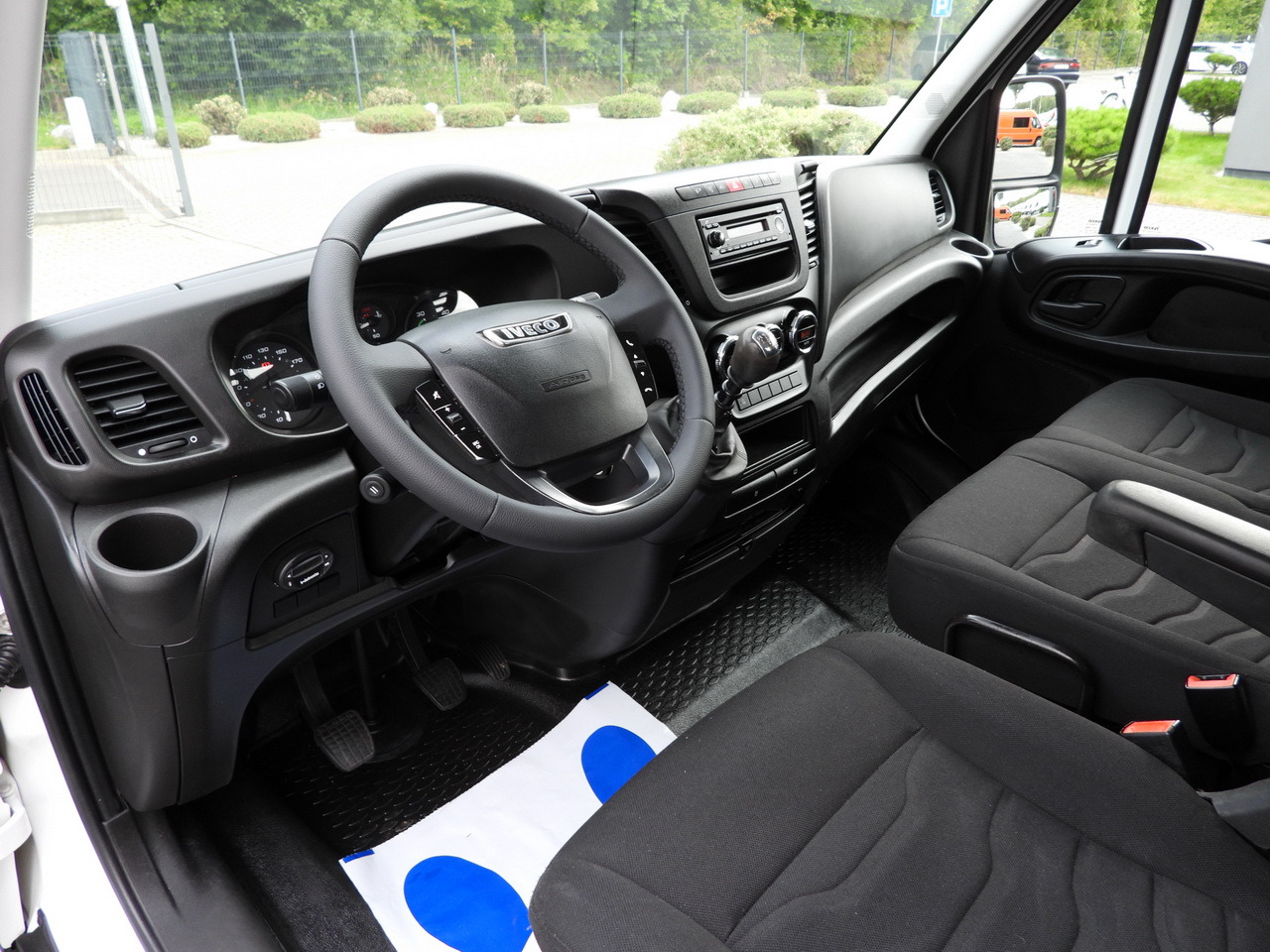 IVECO DAILY 35C17 STAKE BODY DOUBLE CABIN DOKA 7 SEATS CRUISE CONTROL TWIN WHEELS AIR CONDITIONING 170HP - Carrinha cabine dupla: foto 2 IVECO DAILY 35C17 STAKE BODY DOUBLE CABIN DOKA 7 SEATS CRUISE CONTROL TWIN WHEELS AIR CONDITIONING 170HP - Carrinha cabine dupla: foto 2