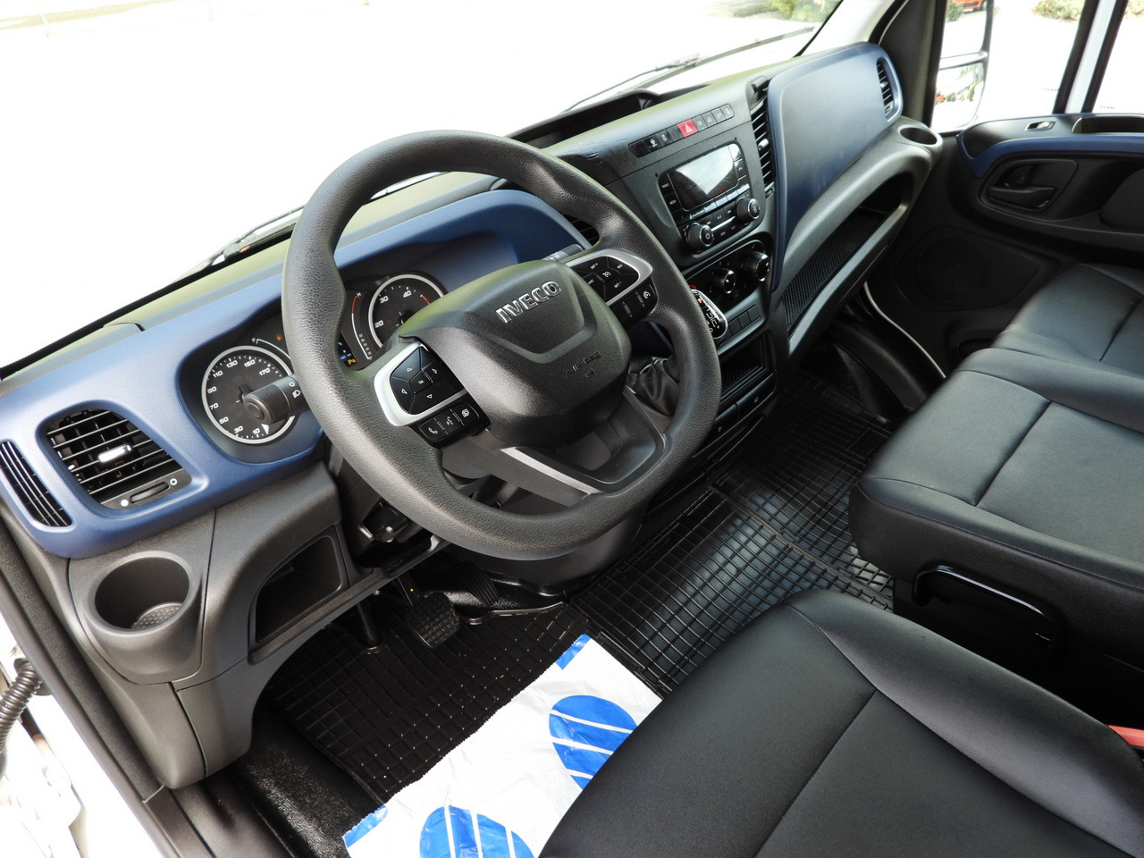 IVECO DAILY 35S14 REFRIGERATOR VAN -10*C POWER SUPPLY 230V CRUISE CONTROL AUTOMATIC TRANSMISSION HI-MATIC AIR CONDITIONING 140HP - Carrinha frigorífica: foto 2 IVECO DAILY 35S14 REFRIGERATOR VAN -10*C POWER SUPPLY 230V CRUISE CONTROL AUTOMATIC TRANSMISSION HI-MATIC AIR CONDITIONING 140HP - Carrinha frigorífica: foto 2